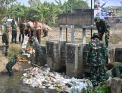 HUT ke-81 TNI, Kodim 0815 Mojokerto Ajak Warga Bersih-Bersih Sungai Kedungmaling