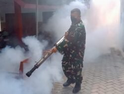 Cegah DBD di Pungging, Babinsa Kodim 0815 dan Nakes Gotong Royong Fogging di Dusun Ngepung