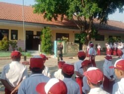 Babinsa Jatirejo Jadi Pembina Upacara di SDN Baureno, Ingatkan Siswa Jauhi Kenakalan