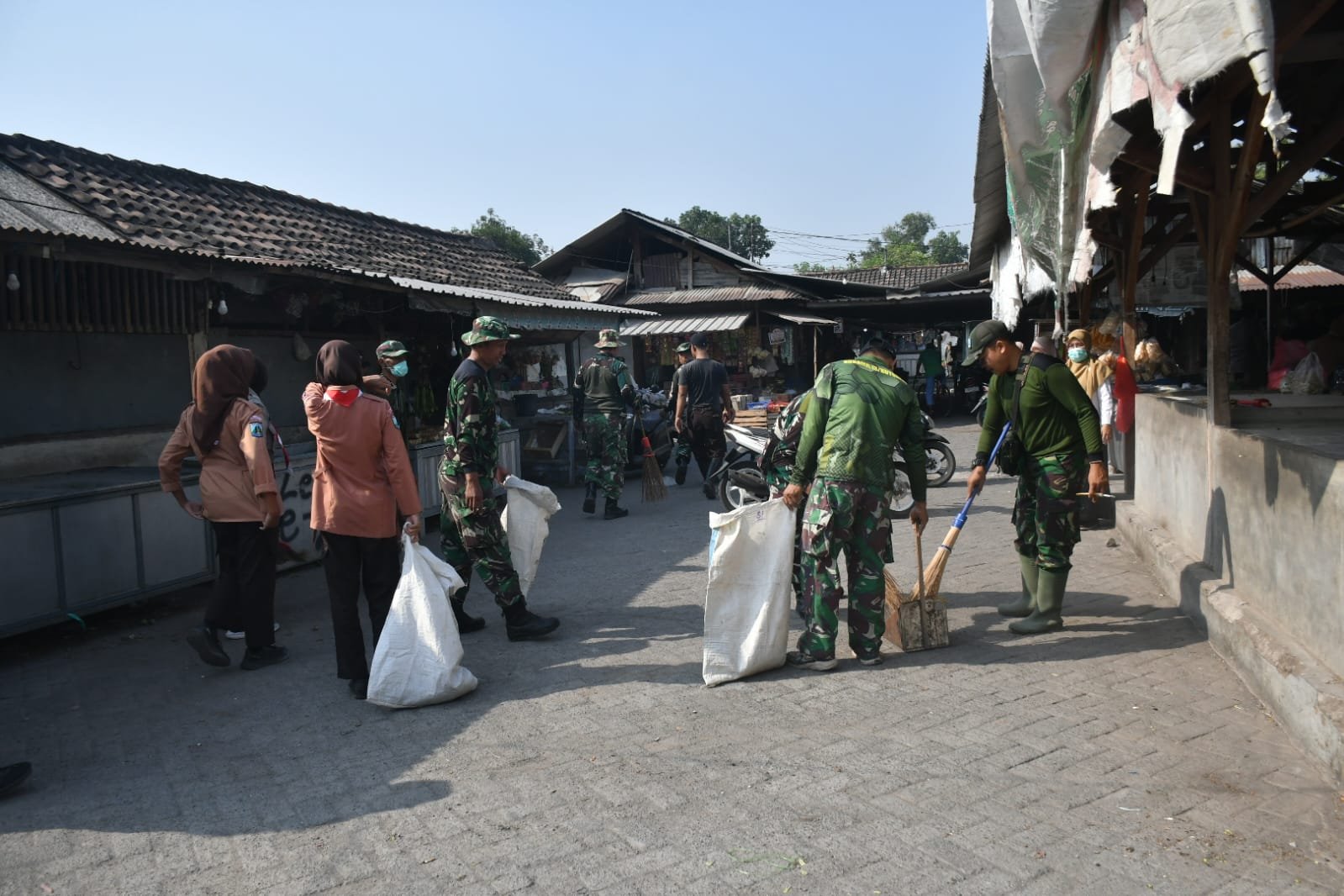 Jelang HUT ke-81 TNI, 110 Personel TNI-Polri dan Warga Mojokerto Kepung Pasar Legi, Ada Apa?