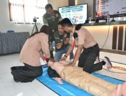 Detik-Detik Siswa SMKN 1 Mojoanyar Dilatih Selamatkan Nyawa, Kodim 0815 dan Denkesyah Turun Langsung