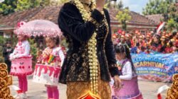 Sekdes Kedunggede Reni Rahmawati Berangkatkan Peserta Karnaval Desa Kedunggede 2026
