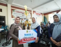 Bukan Kaleng-Kaleng! Ning Ita Beri Penghargaan Kader Posyandu Berprestasi di Pulorejo, Pesannya Menyentuh