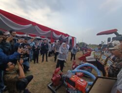Bukan Janji Kosong! 7 Alsintan Canggih dari Khofifah Mendarat di Mojokerto, Petani Sumbertebu Langsung Panen Lebih Cepat