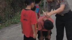Bikin Haru! Anak Kecil di Pacet Mojokerto Lari-lari Kejar Polisi Cuma Minta Tanda Tangan