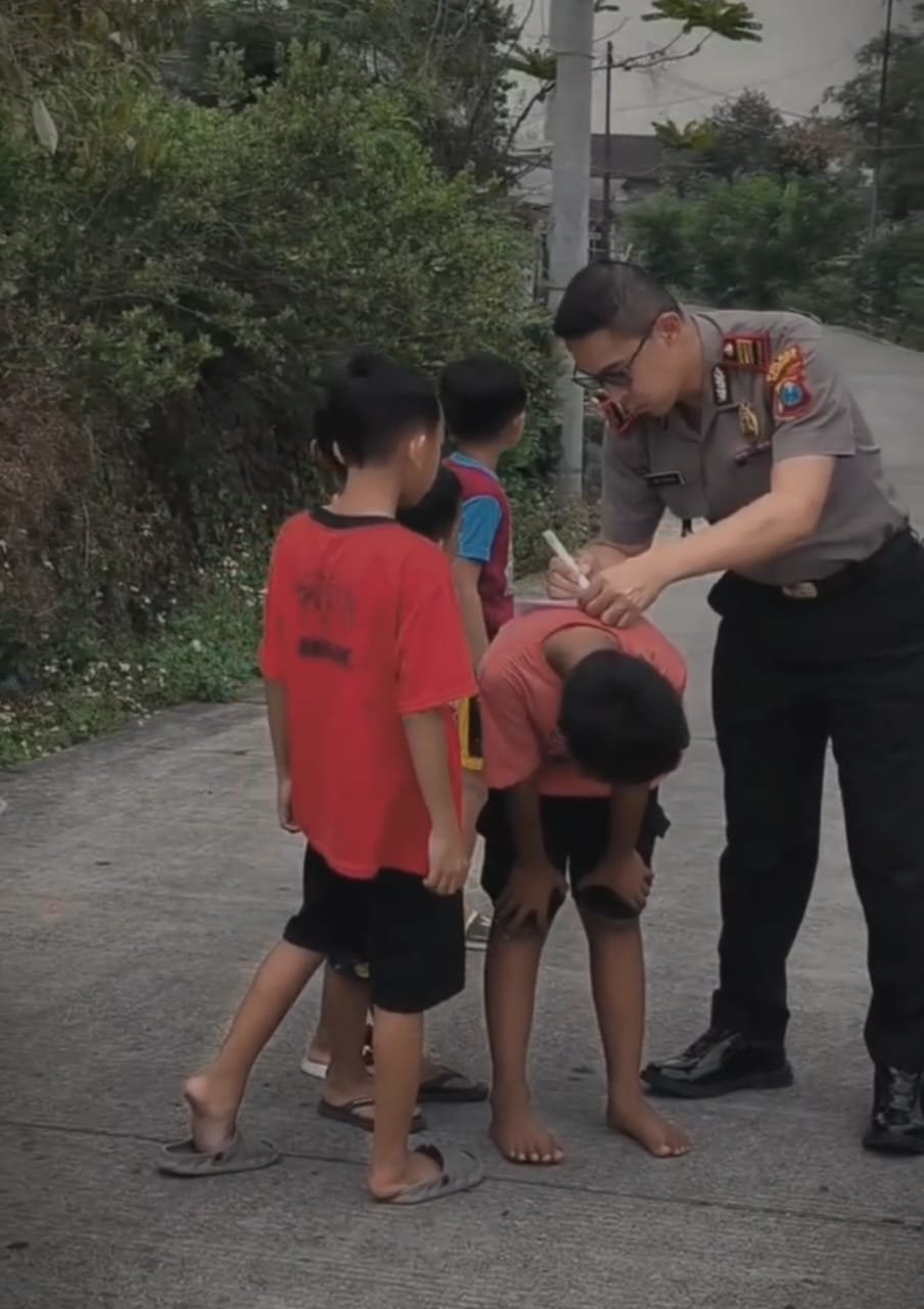 Bikin Haru! Anak Kecil di Pacet Mojokerto Lari-lari Kejar Polisi Cuma Minta Tanda Tangan