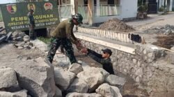 Libur Tetap Ngecor! Personel Kodim 0815/Mojokerto Kebut Pembangunan Jembatan Garuda di Sungai Glonggongan