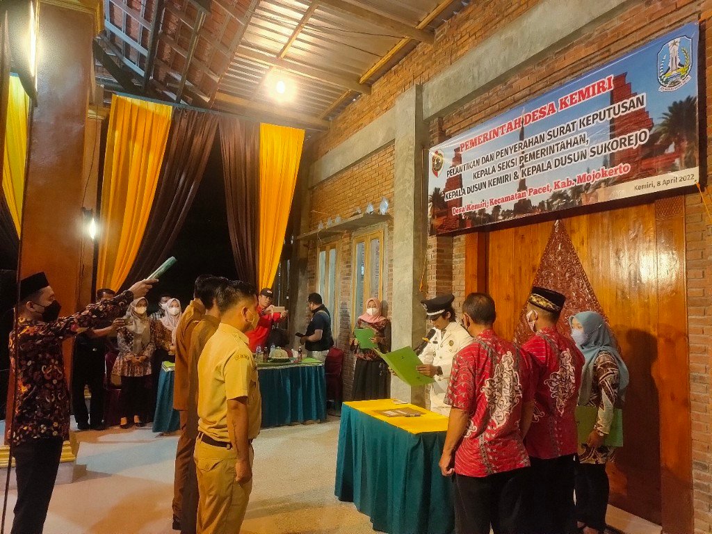 Kades Kemiri Melantik Kasi Pemerintahan, Kepala Dusun Kemiri dan Kepala Dusun Sukorejo