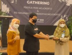 Peduli Kesehatan Wartawan, RSI Hasanah Mojokerto Berikan Kacamata