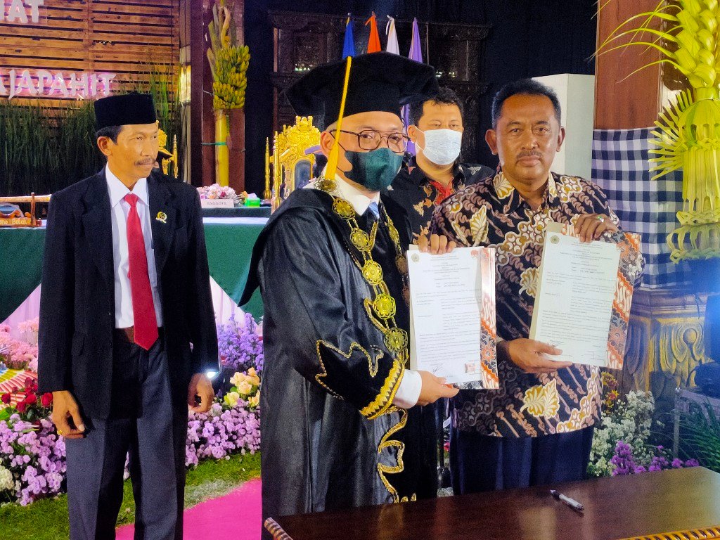 Di Acara Wisuda UNIM Ke XIX, PAPDESI Jatim MoU dengan UNIM Terkait Pemberdayaan BUMDes
