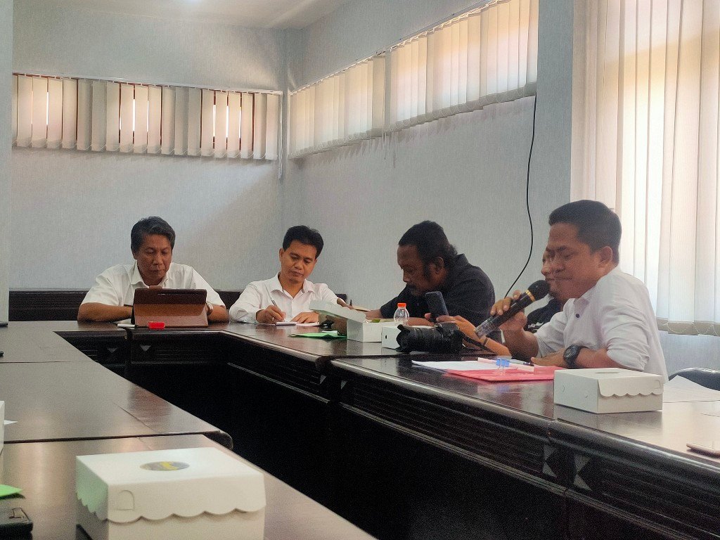 Hadi Gerung Sebut Bupati Ikfina Kurang Faham Tata Kelola Keuangan Desa