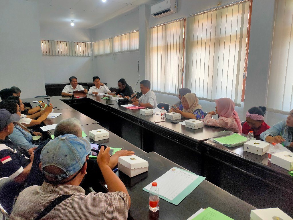 Hadi Gerung Sebut Bupati Ikfina Kurang Faham Tata Kelola Keuangan Desa