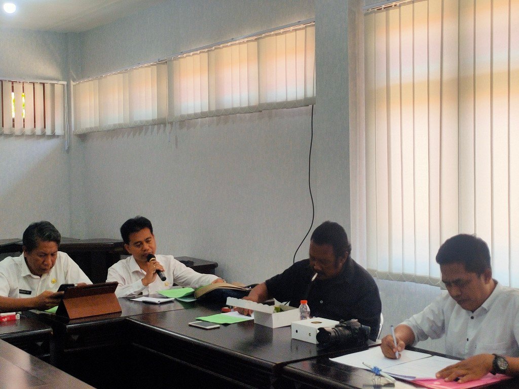 Hadi Gerung Sebut Bupati Ikfina Kurang Faham Tata Kelola Keuangan Desa