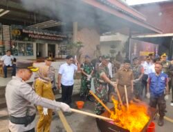 Sabu dan Miras di Mojokerto Dimusnahkan