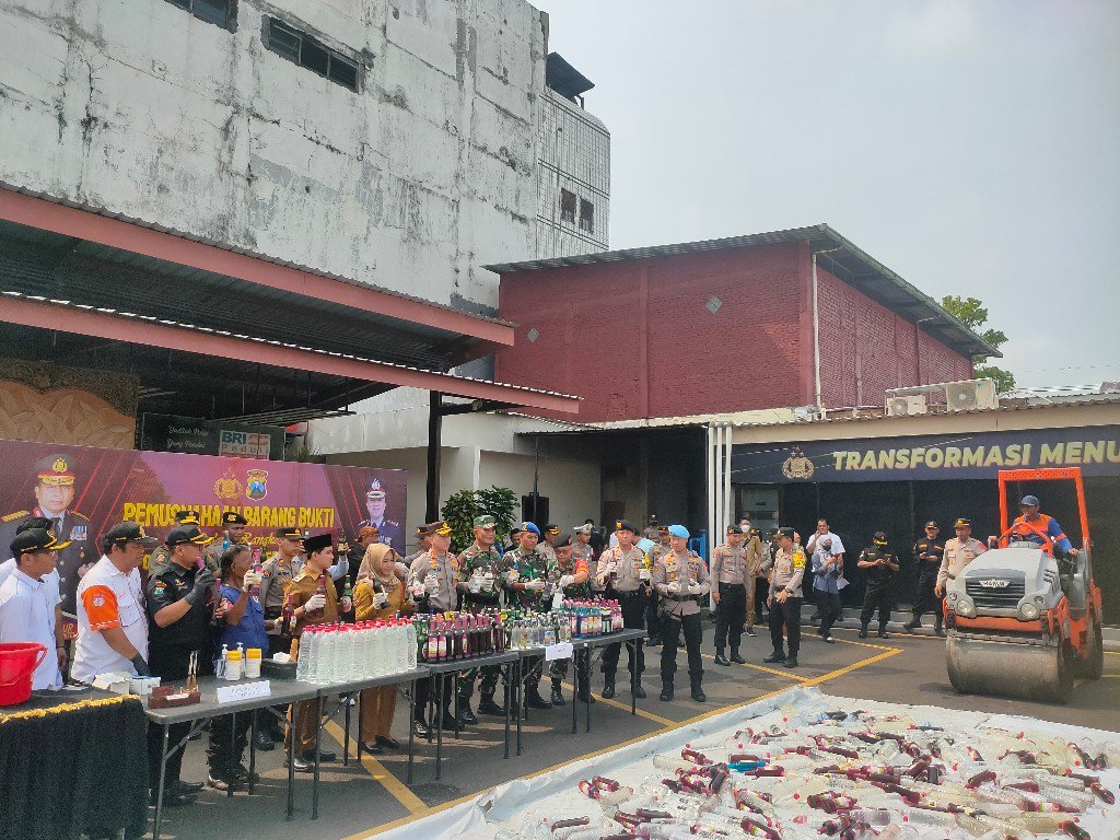 Sabu dan Miras di Mojokerto Dimusnahkan