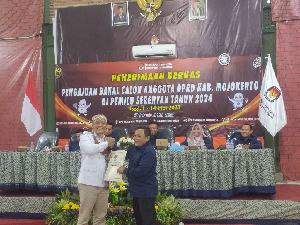 Daftar ke KPU, Bacaleg Gerindra Kabupaten Mojokerto Kenakan Blangkon dan Selendang