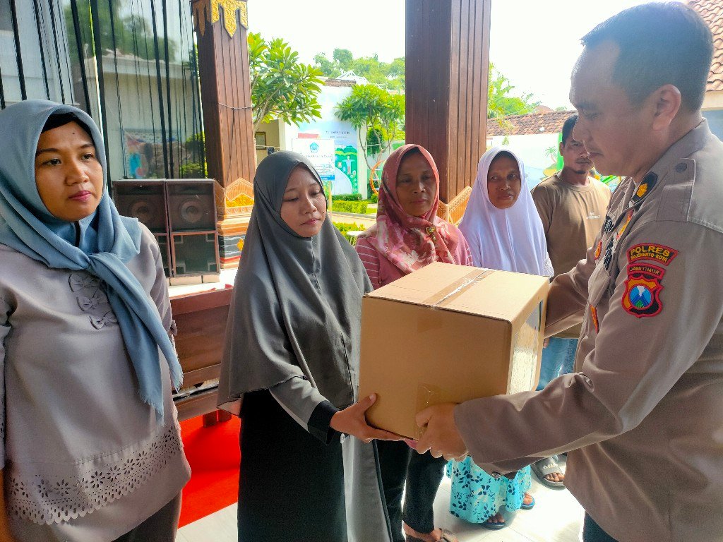 Bulan Bakti TNI-POLRI Diadakan di Balai Desa Gunungsari Dawarblandong