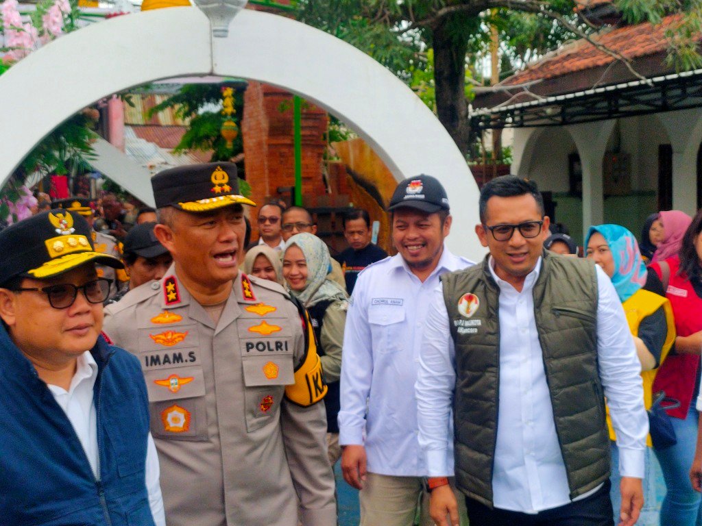 Plh Gubernur Jatim Didampingi Pj Wali Kota Mojokerto Tinjau TPS 02 Kelurahan Sentanan yang Bertemakan Toleransi