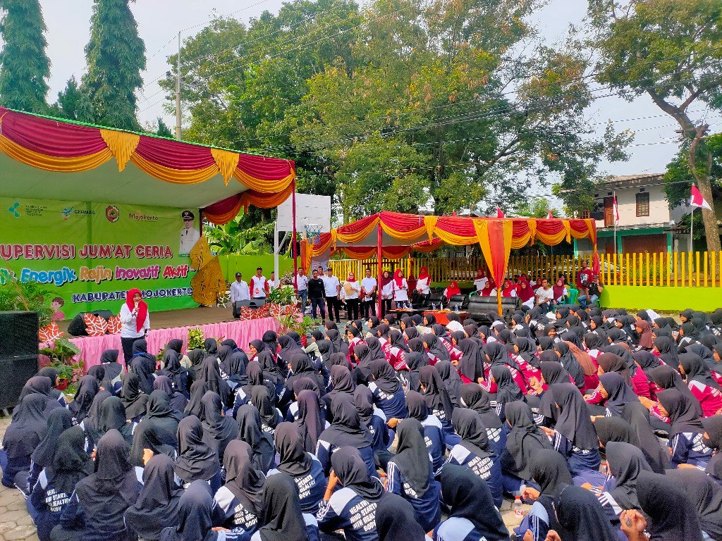Cegah Anemia, Bupati Mojokerto Gelar Program Jumat Ceria di SMPN 1 Pacet