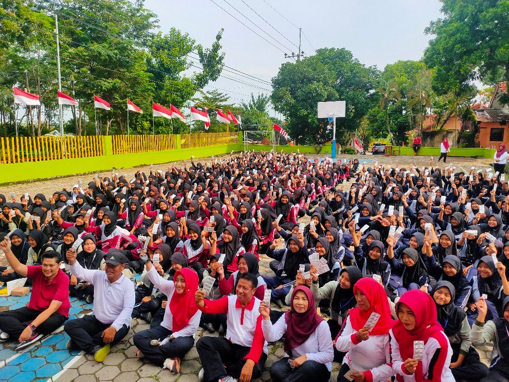 Cegah Anemia, Bupati Mojokerto Gelar Program Jumat Ceria di SMPN 1 Pacet