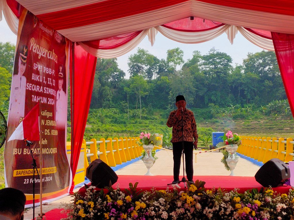 Bupati Mojokerto Resmikan Jembatan Desa Sugeng dan Serahkan SPPT PBB P2