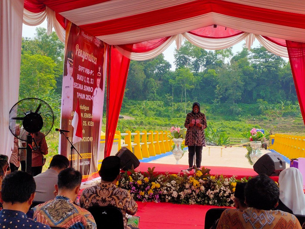 Bupati Mojokerto Resmikan Jembatan Desa Sugeng dan Serahkan SPPT PBB P2