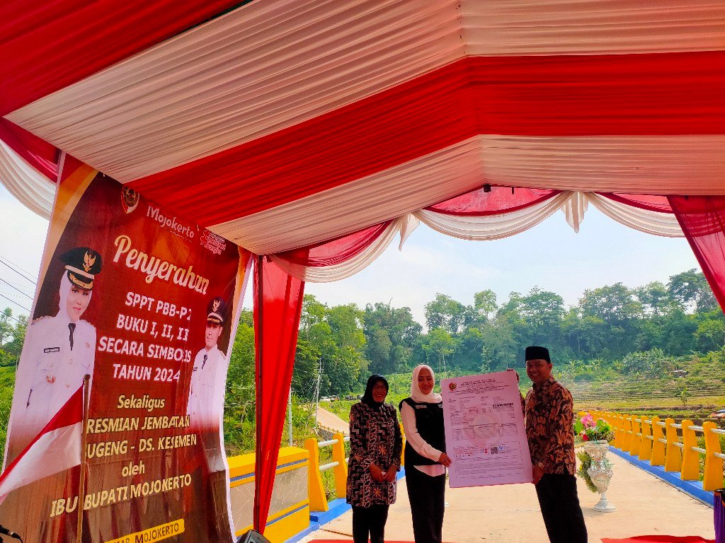 Bupati Mojokerto Resmikan Jembatan Desa Sugeng dan Serahkan SPPT PBB P2