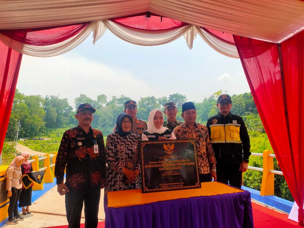 Bupati Mojokerto Resmikan Jembatan Desa Sugeng dan Serahkan SPPT PBB P2