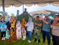 Ruwah Desa, Pemdes Sumbertanggul Gelar Kirab Gunungan