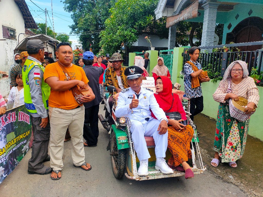Ruwah Desa, Pemdes Sadartengah Gelar Kirab Gunungan