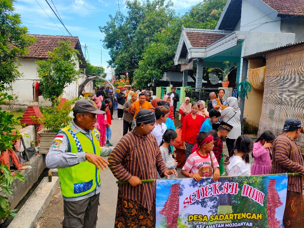 Ruwah Desa, Pemdes Sadartengah Gelar Kirab Gunungan