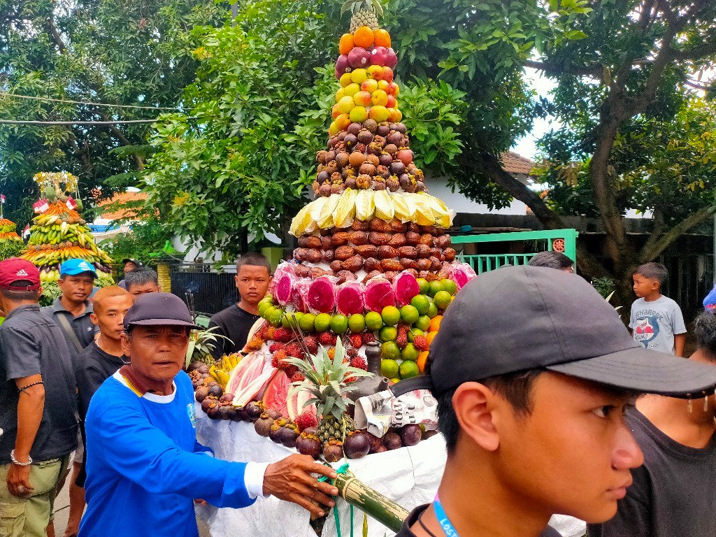 Ruwah Desa, Pemdes Sadartengah Gelar Kirab Gunungan