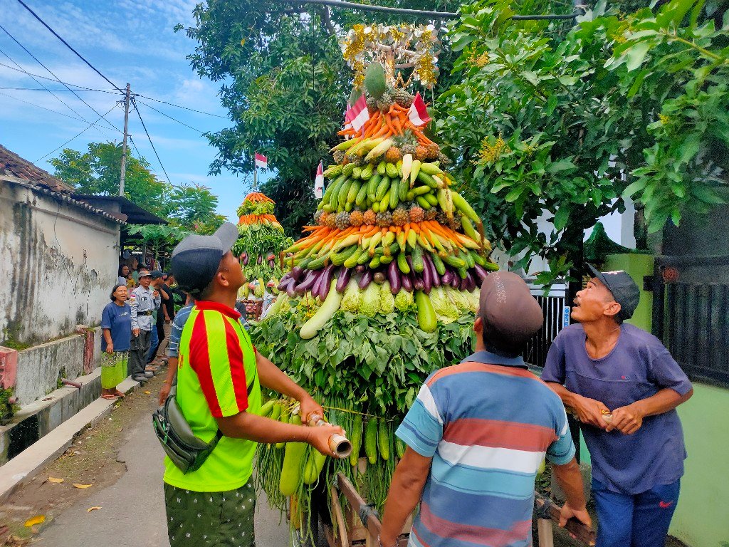 Ruwah Desa, Pemdes Sadartengah Gelar Kirab Gunungan