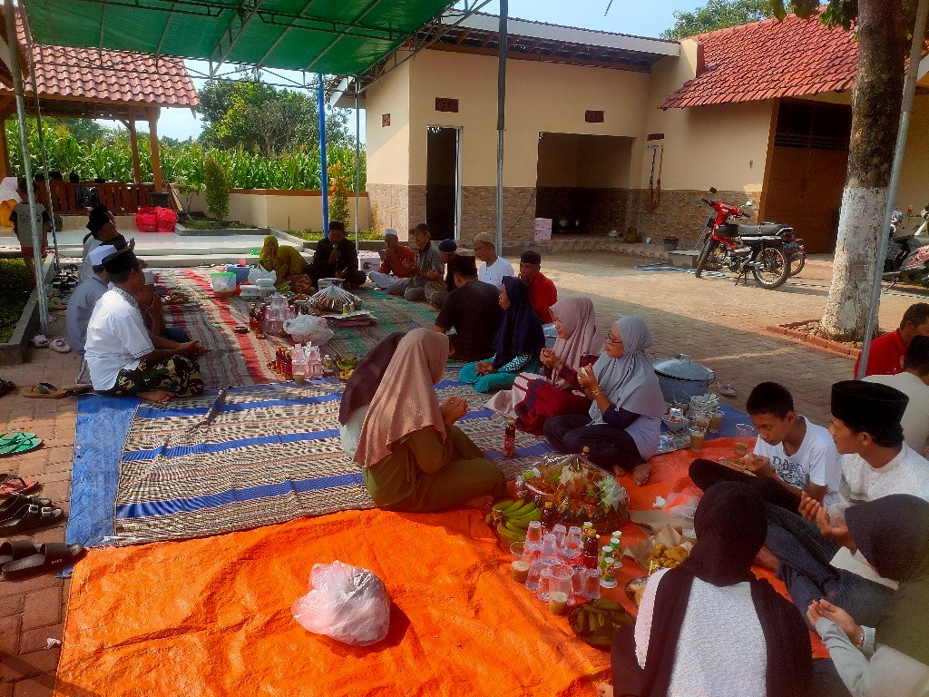 Grup Sholawat Hadi Al Hadad Djawa Dwipa Iringi Doa Bersama di Makam Banjarsari