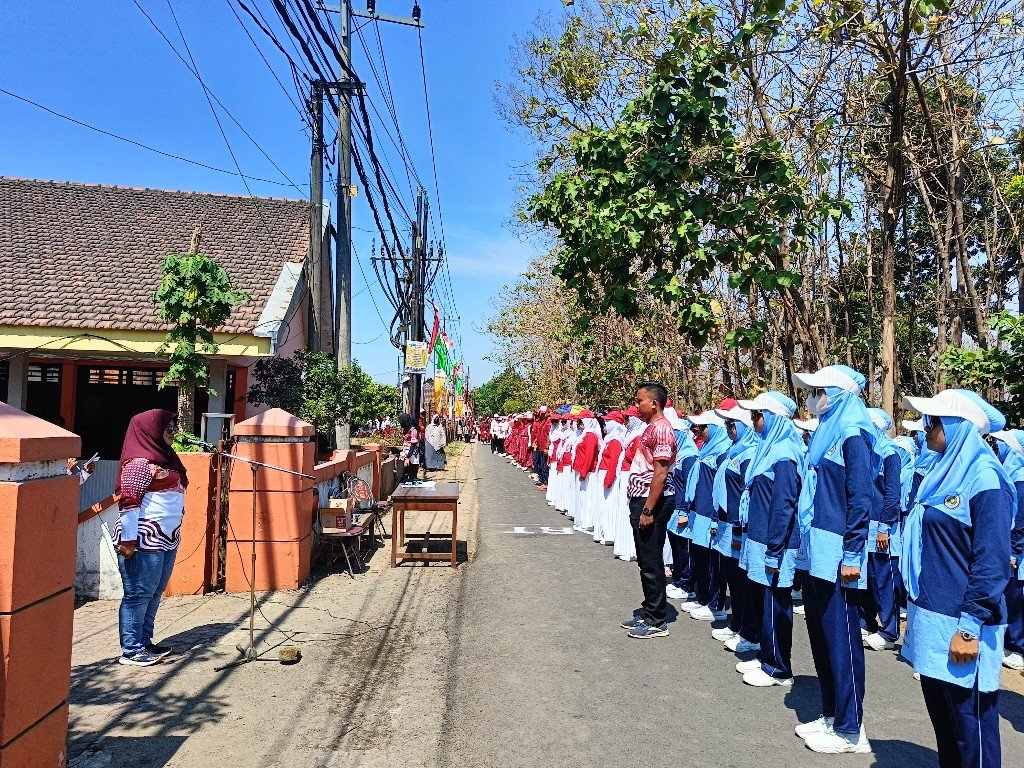 Lomba Gerak Jalan Meriahkan HUT RI Ke-79 di Kecamatan Puri