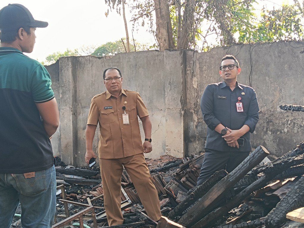 Mas Pj Tinjau Kebakaran Gudang SMPN 3 Kota Mojokerto