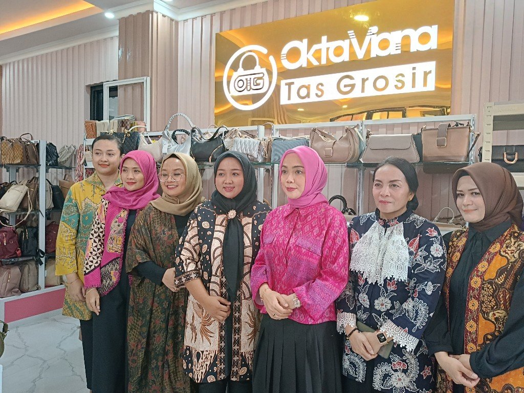 Ketua Persit KCK Daerah V/Brawijaya Kunjungi Oktaviana Tas Grosir, Tekankan Pentingya Kreativitas