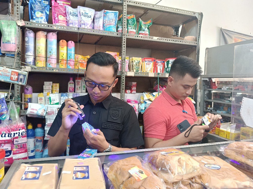 Gempur Rokok Ilegal, Satpol PP Kota Mojokerto dan Bea Cukai Adakan Operasi Pasar