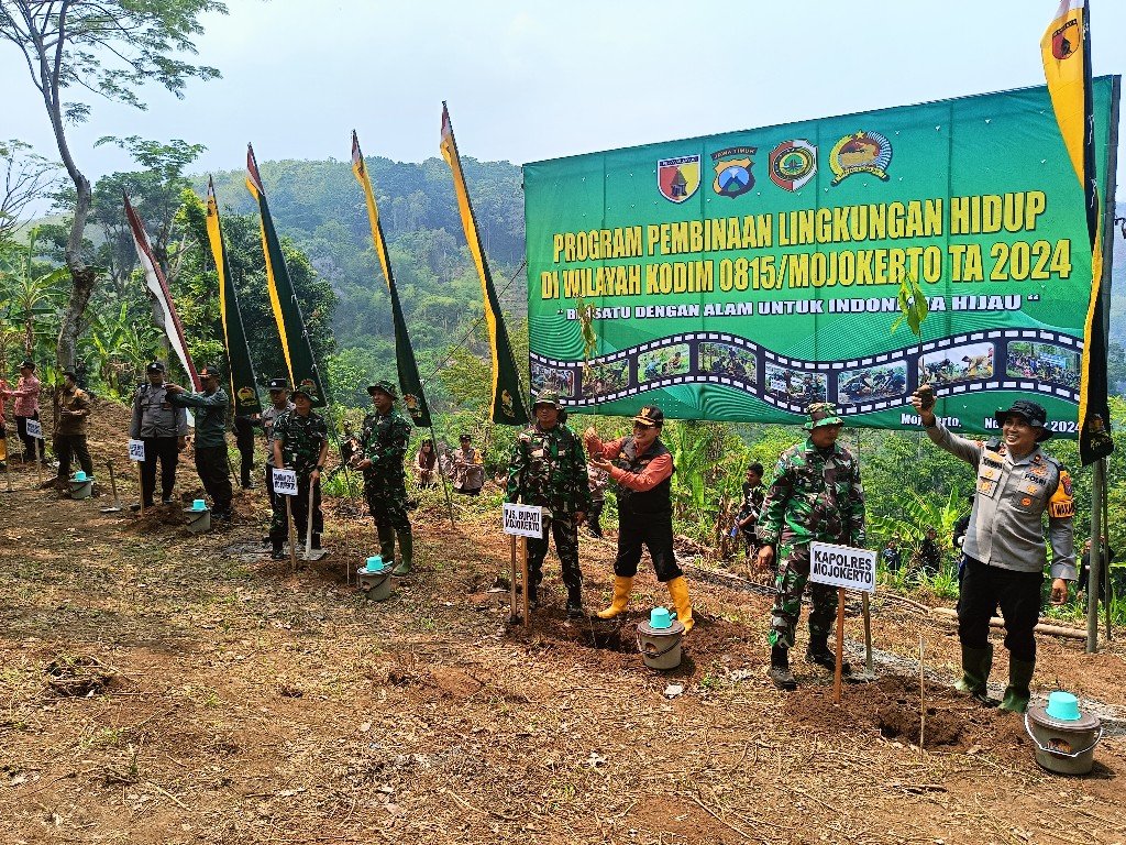 Kodim 0815/Mojokerto Bersama Polres Mojokerto dan Pemkab Mojokerto Tanam 1100 Pohon di Desa Tawangrejo