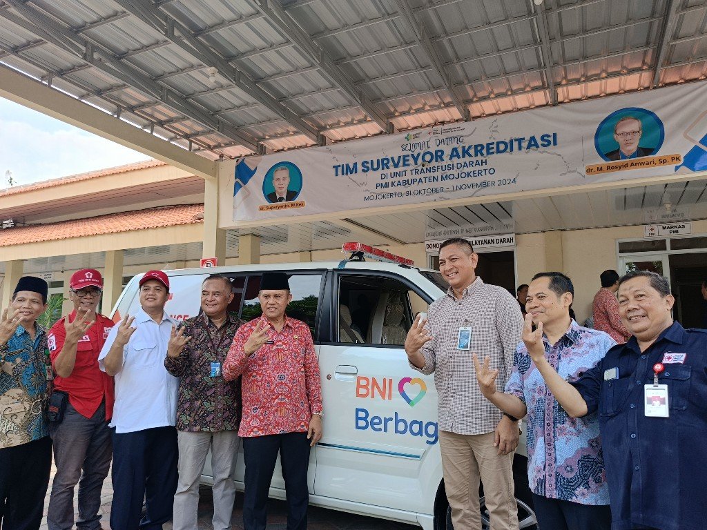 BNI Mojokerto Serahkan Bantuan CSR Ambulance untuk PMI Kabupaten Mojokerto