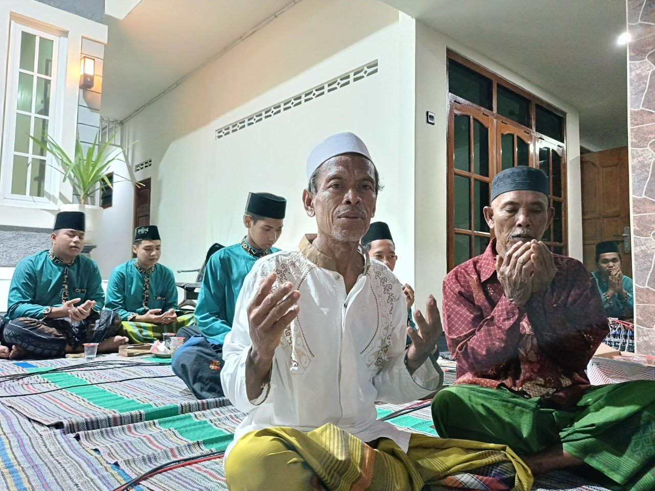 Lulus S2, Direktur LKH Barracuda dan Direktur LBH Djawa Dwipa Gelar Sholawatan dan Doa Bersama