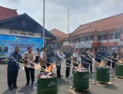 Kerjasama dengan Bea Cukai Sidoarjo, Pemkab Mojokerto Musnahkan 13,6 Juta Batang Rokok Ilegal dan Tahan 5 Tersangka