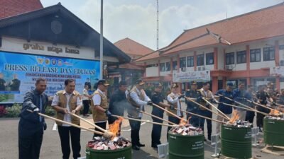 Kerjasama dengan Bea Cukai Sidoarjo, Pemkab Mojokerto Musnahkan 13,6 Juta Batang Rokok Ilegal dan Tahan 5 Tersangka