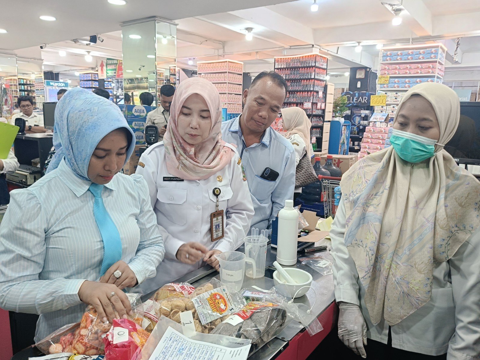 Ning Ita dan TKPPOM Sidak, Temukan Makanan Tanpa Izin Edar di Superindo Kota Mojokerto