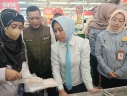 Ning Ita dan TKPPOM Sidak, Temukan Makanan Tanpa Izin Edar di Superindo Kota Mojokerto
