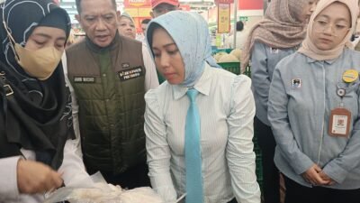 Ning Ita dan TKPPOM Sidak, Temukan Makanan Tanpa Izin Edar di Superindo Kota Mojokerto
