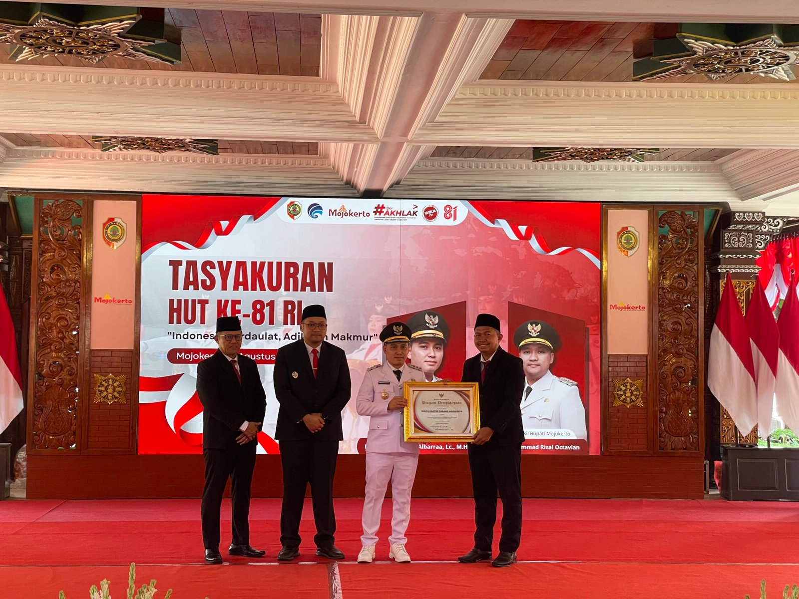 Bupati Mojokerto berikan penghargaan kepada Pimpinan Cabang BULOG Mojokerto