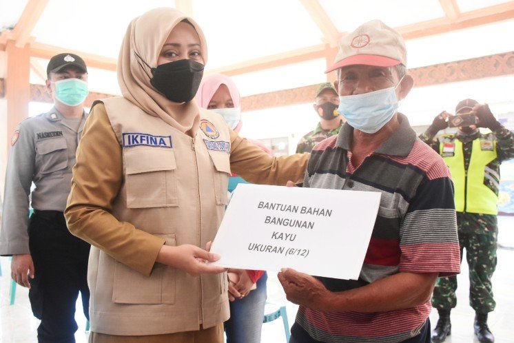 Peduli Korban Puting Beliung Mojokerto, Bupati Ikfina Serahkan Bantuan ini