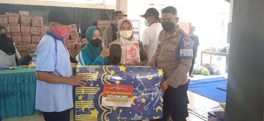 Tiga Armada Mobil Baksos Polresta Sidoarjo Tiba Di Posko Korban Erupsi Semeru