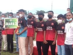 Nonton Final, Danlanal Serahkan Trophy Juara 3 Turnamen Askab Sikka I